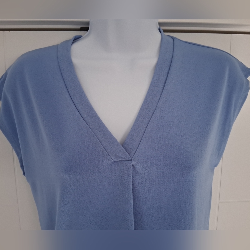 NWT Green Envelope LA/ Light Blue V-Neck Top/ Blouse/ Size US S - Picture 4 of 11